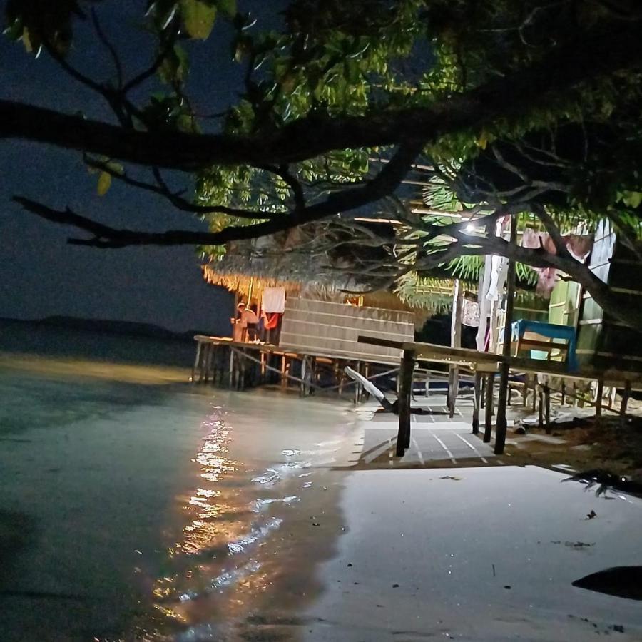 Coco Huts Guest House Waisai Экстерьер фото