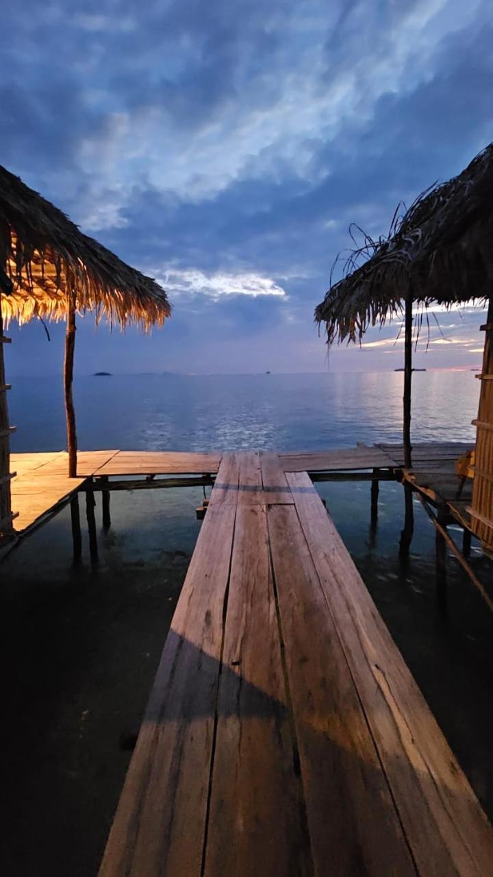 Coco Huts Guest House Waisai Экстерьер фото