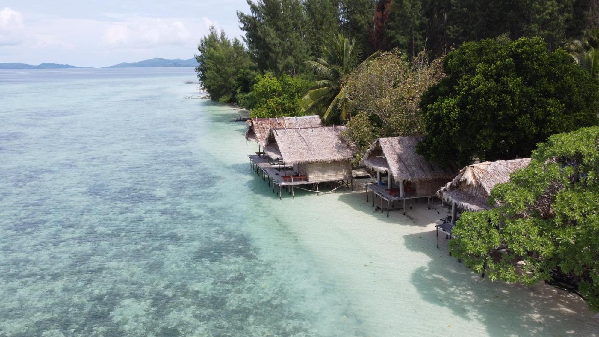 Coco Huts Guest House Waisai Экстерьер фото